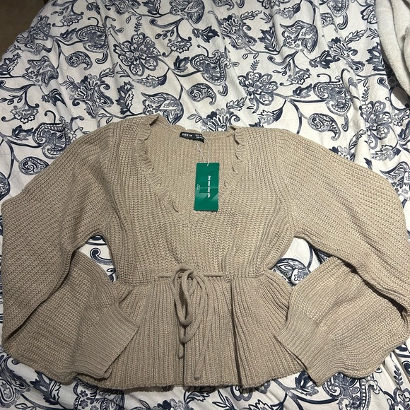 Cute and stylish hourglass figure sweater, perfect for the fall!! - Picture 2 of 4